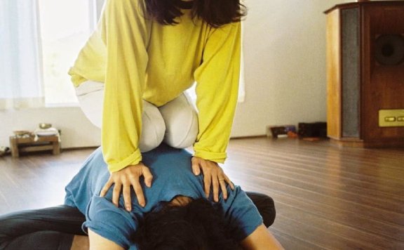 李孝利和老公做瑜伽,同穿家居服朴素接地气,嫁给爱情活成了女王