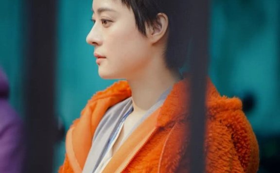 孙俪拍新剧现身地铁站,穿亮橘色外套白到发光美成了娃娃