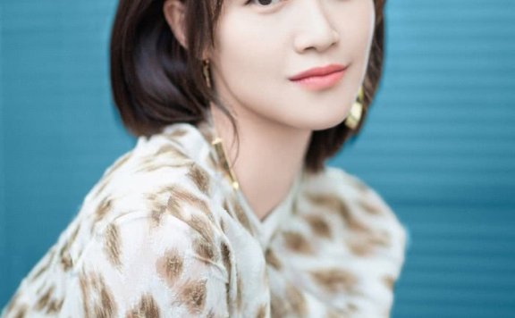 蓝盈莹穿印花衬衫配高腰裙，女强人气场太强大