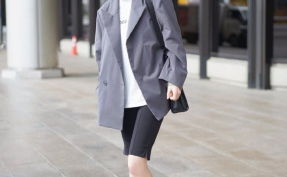 张俪身穿灰色西装现身机场,配黑色运动裤,变身行走的“腿精”