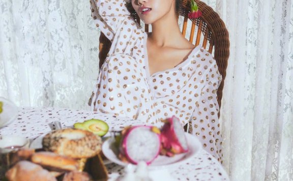 《花千骨》糖宝都30岁了,穿金豆裙甜美亮相,还似少女一般