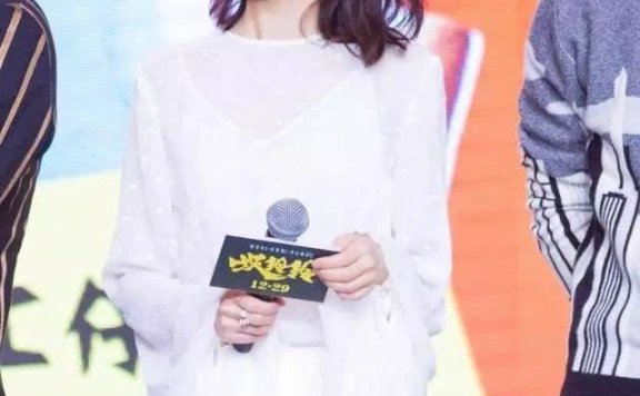 美貌才华并存的PAPI酱,私服穿搭又美又接地气,C位时尚达人出道