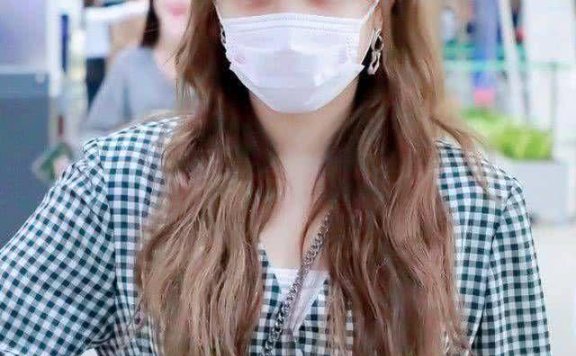 宋雨琦穿格子连衣裙现身机场，不化妆的眼睛成黄豆粉丝都认不出