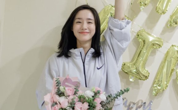 辣妈王智白衬衫配格子裙,36岁再演绎清纯校园风,校花秋雅回来了