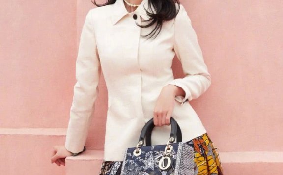 美女杨采钰穿西装搭配印花裙,美得霸气又有韵味