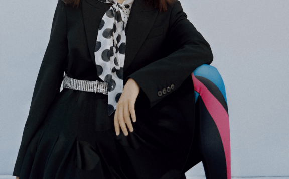 梁洁拿连腿袜当裤子穿，秀出了小学生腿！小姐姐也太可爱了吧