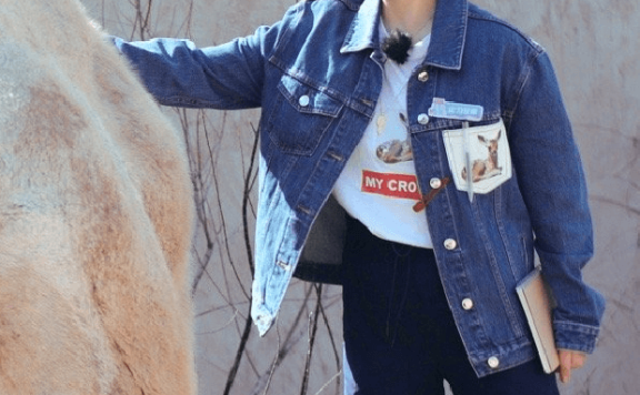 《亲爱的客栈》开新，阚清子清新如少女，破洞裤十分有少女感