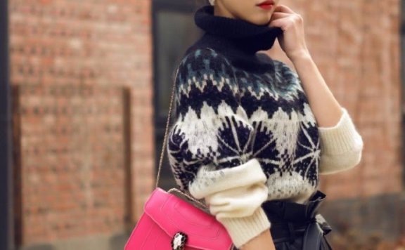 美女宣璐一改时尚路线,穿花苞裤配短靴帅得像换了个人