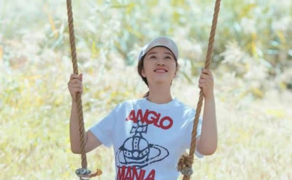 李小冉录制《亲爱的客栈》,颜色高T恤搭牛仔裤就很有范儿