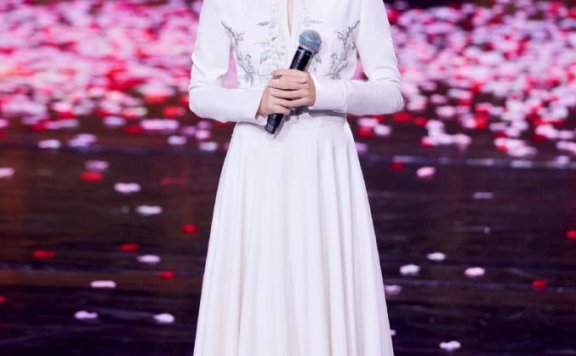 王晓晨变古风少女,台上秀天籁京韵唱腔,白裙红花钿造型让人着迷