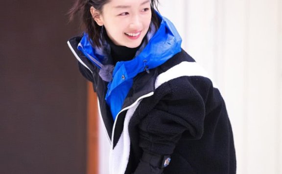 清纯氧气美女周冬雨解锁冰球技能,运动装难掩超细小腿