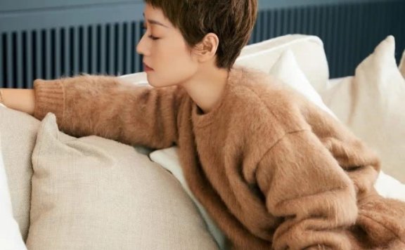 马伊琍毛衣配长靴细腿塞不满,状态回到小姑娘