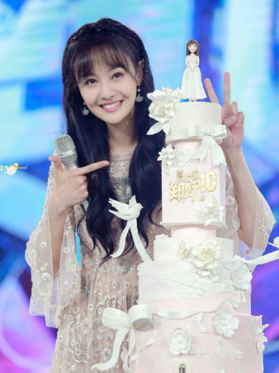 郑爽穿刺绣长裙公主范十足，深蓝色的英伦大衣气质又不失清新感