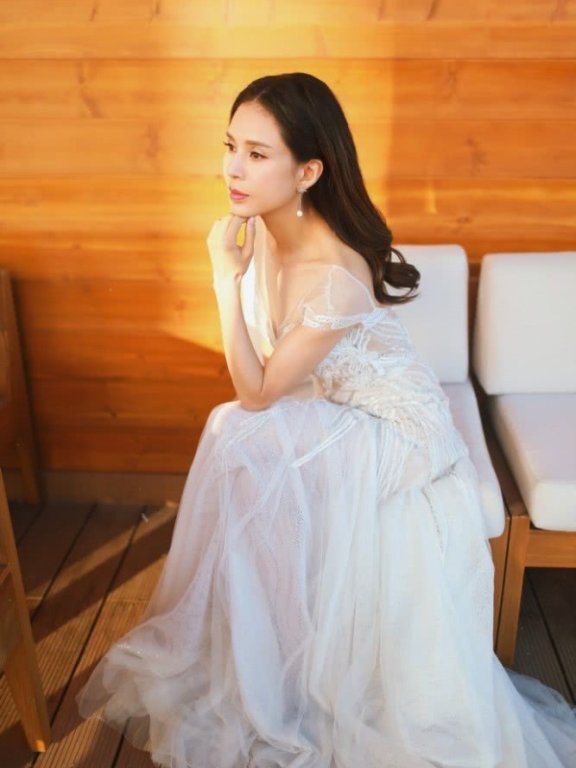 不老女神李若彤穿白色露背纱裙仙气飘飘，依旧是那个出尘脱俗的小龙女