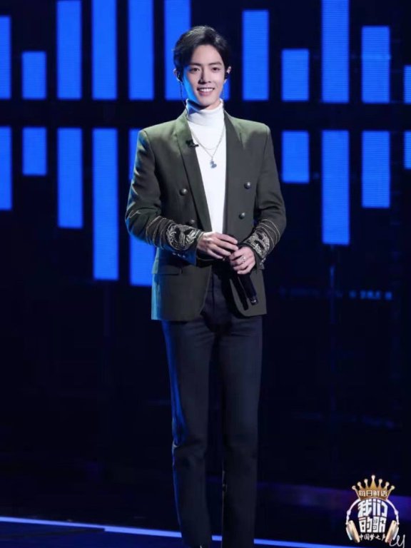 肖战《我们的歌》穿搭亮眼,白衣套装干净清爽,墨绿西装精致有型