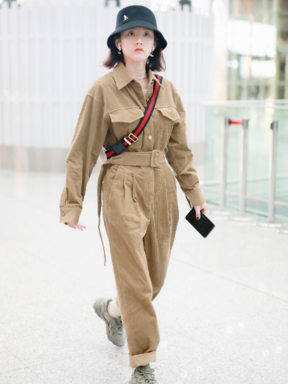 美女宋祖儿腰到有多细?系腰带都不行,裤子折了4次后才能穿