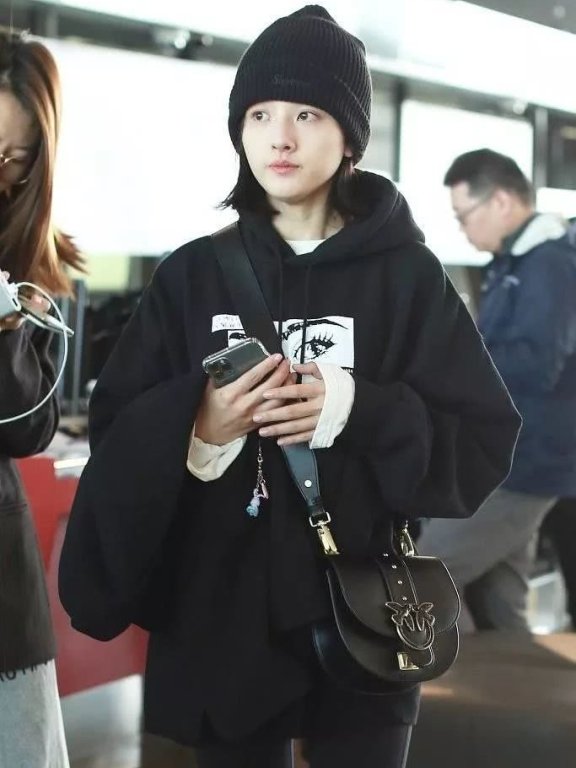 宋祖儿一身黑也能穿出仙女气质,颜值太高不愧被称为小张柏芝