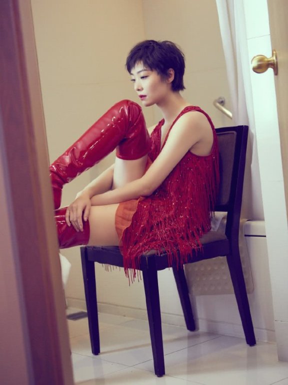 齐溪穿红色流苏裙,搭配短发明艳又帅气