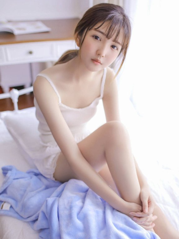 性感白嫩萝莉美女私房翘臀美腿写真图片