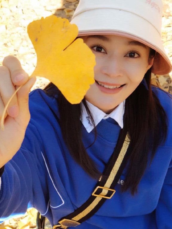 王媛可穿蓝色卫衣戴渔夫帽,这少女感棒极了