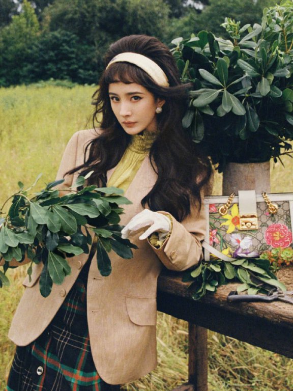 杨幂复古造型真吸睛!身穿彩色格纹外套明艳动人,发型引争议