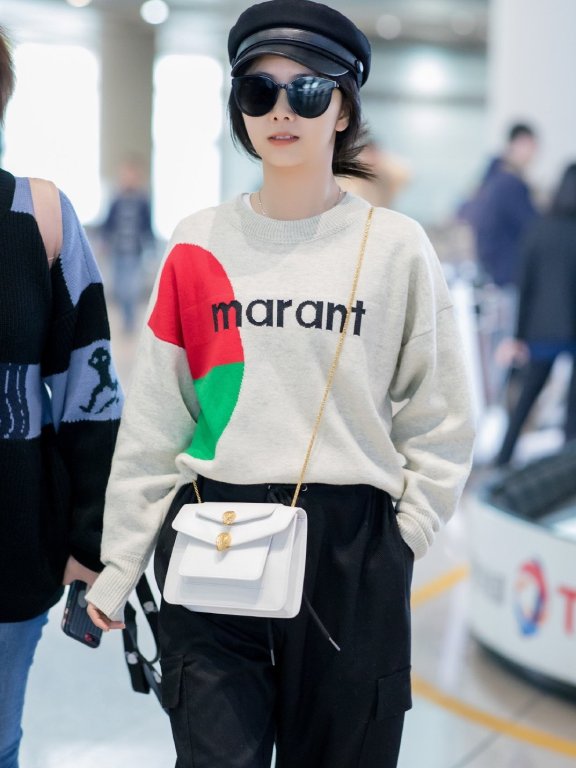 逆龄女神谭松韵白到发光，长裤配针织衫，这样的美女明星太爱了