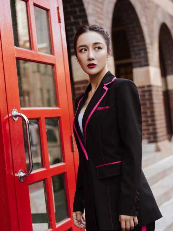 美女李依晓随性街拍，西服搭配显瘦气质还好