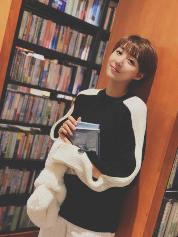 李欣燃个性穿搭法,休闲中带着慵懒,看起来很舒适