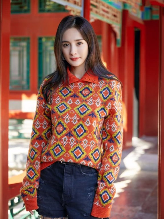 美女辣妈杨幂上故宫综艺穿毛衣搭配平底鞋，166CM的竹竿腿也太好看了吧