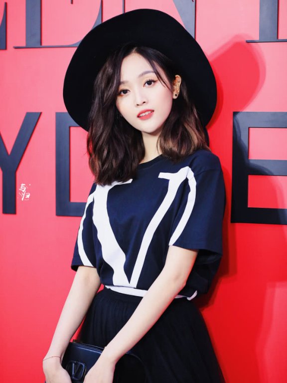 吴宣仪挑战魔女造型，宽檐帽搭配薄纱裙，身材比例惊艳！