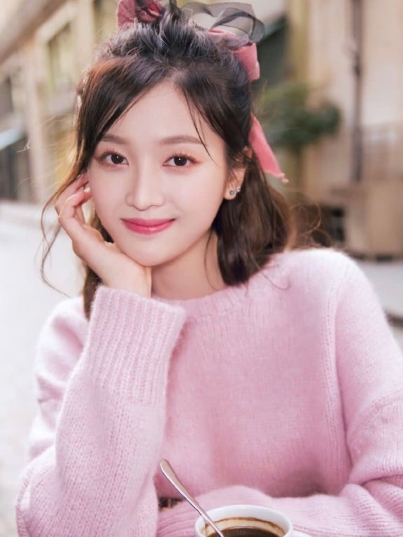 吴宣仪晒“男友视角”私服照,穿粉色针织衫也太甜了吧