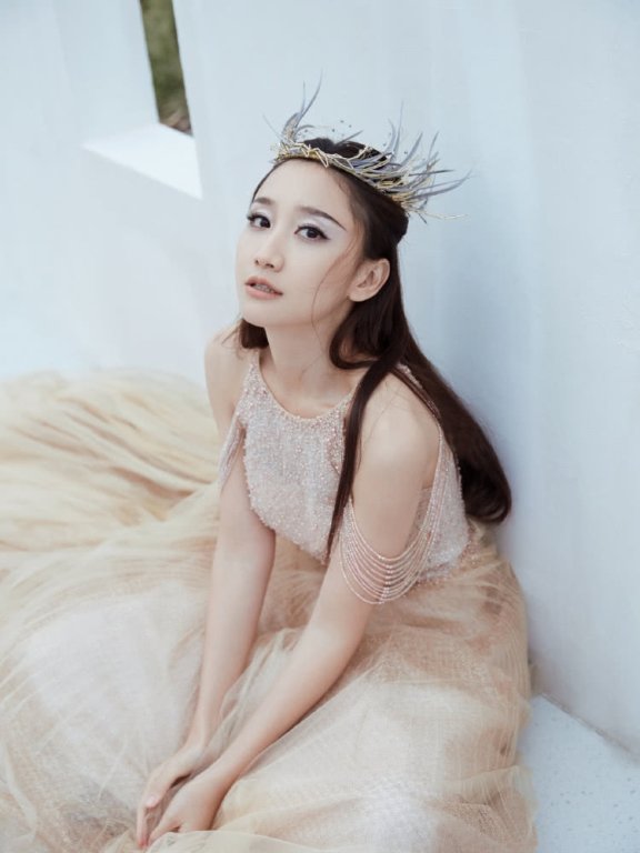 陈彦妃白色羊羔毛大衣清新甜美,扎高马尾俏皮阳光