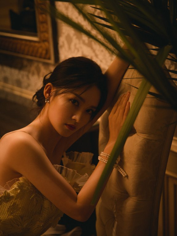 美女明星李沁东京电影节性感风格写真图片