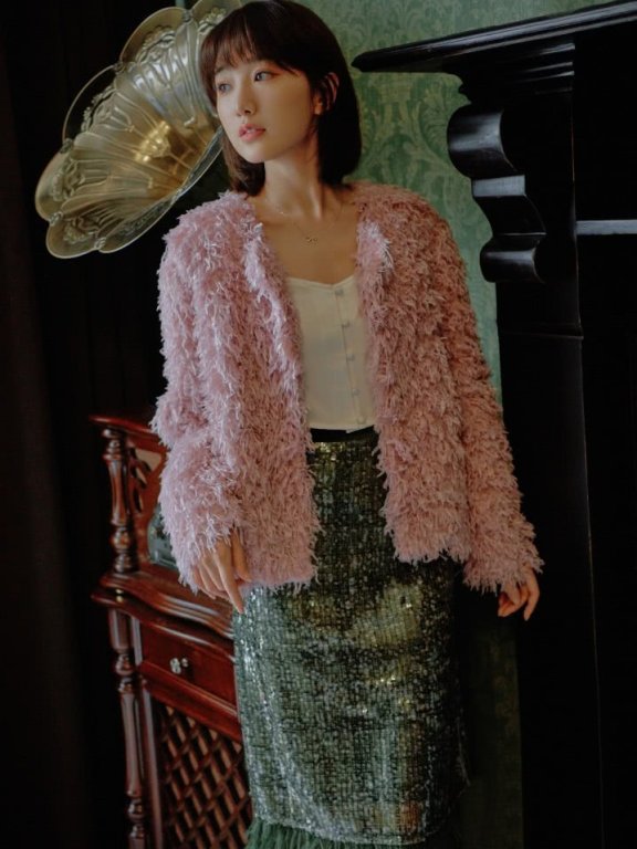 毛晓彤美到让人意外,穿亮片紧身裙脚踩天花板,小腿太有线条感了