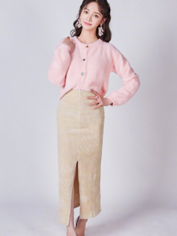 美女周洁琼把毛衣塞进半裙里也太惊艳了吧,洋气还超显腰!