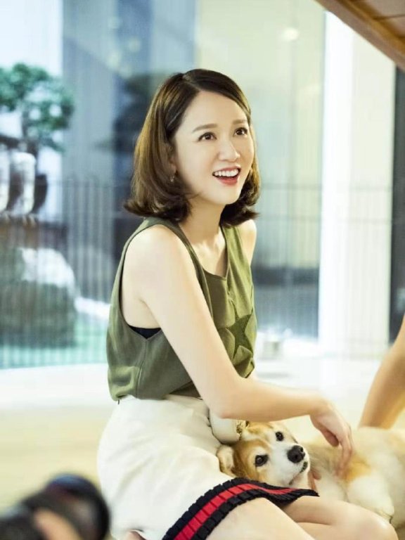 陈乔恩做客艾伦家,微卷短发配半裙,清新甜美范儿十足