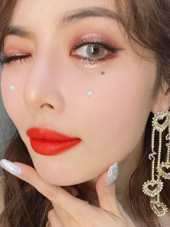 泫雅回归又美了,外行看“落泪妆”,内行看眼影!