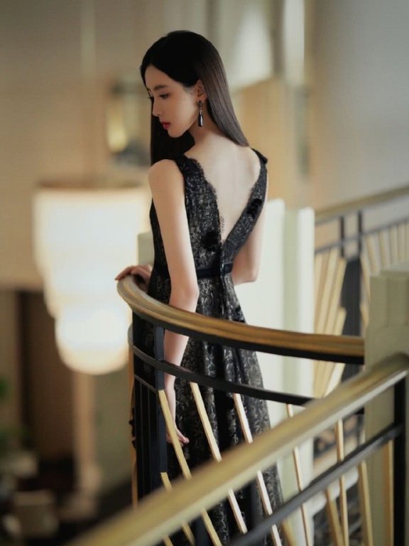 陈都灵穿亮片V领礼服,配长发优雅到让人心醉