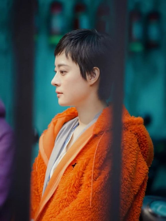 孙俪拍新剧现身地铁站，穿亮橘色外套白到发光美成了娃娃