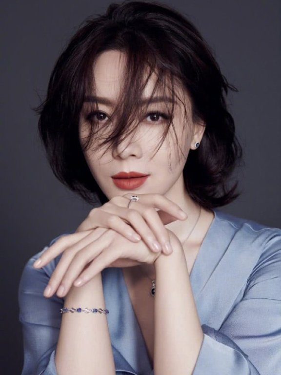 陈数睡衣造型妩媚知性，果然是一位岁月不败的美人