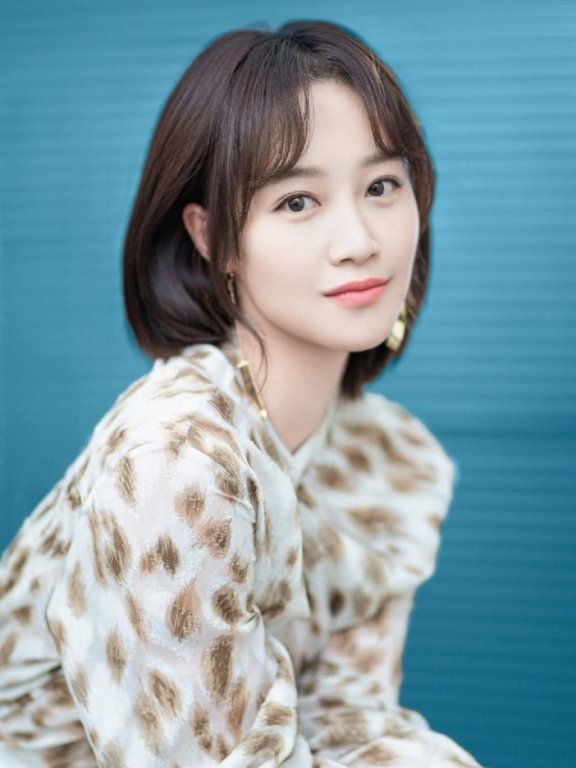 蓝盈莹穿印花衬衫配高腰裙,女强人气场太强大