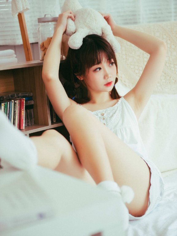 性感吊带热裤美女室内绝密美腿写真图片