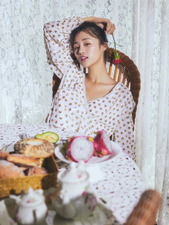 《花千骨》糖宝都30岁了,穿金豆裙甜美亮相,还似少女一般