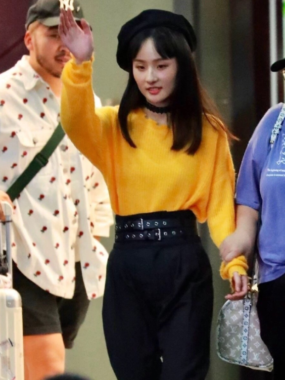 张钰琪果然是不到72斤,腰带都要加两根,这身材也太好了吧