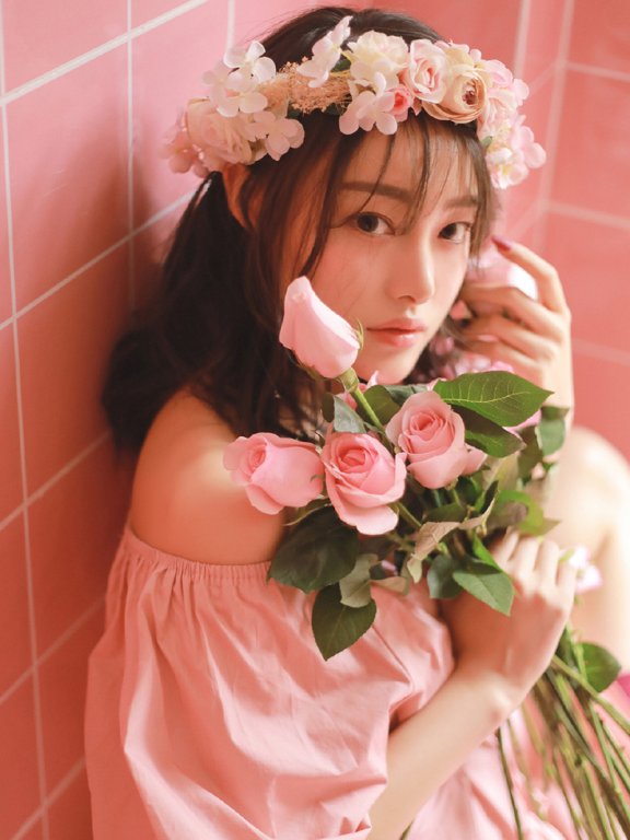 粉嫩美少女香肩微露性感写真图片