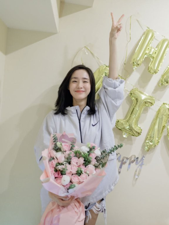 辣妈王智白衬衫配格子裙,36岁再演绎清纯校园风,校花秋雅回来了