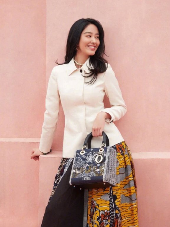 美女杨采钰穿西装搭配印花裙,美得霸气又有韵味