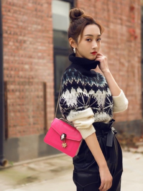 美女宣璐一改时尚路线,穿花苞裤配短靴帅得像换了个人