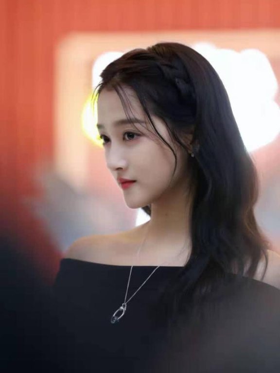 关晓彤穿一字肩黑色长裙简直美翻了,活生生美成小仙女