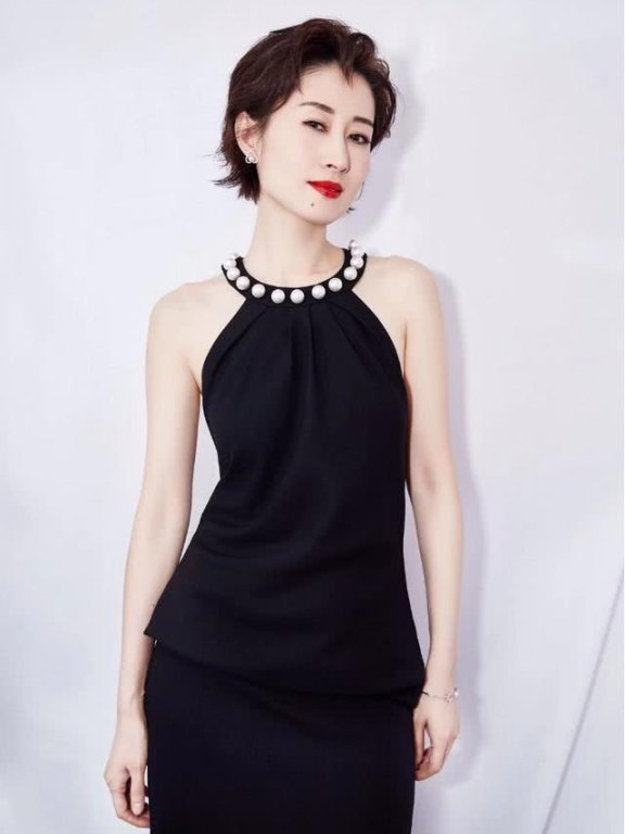 刘敏涛大胆穿露背连衣裙亮相,短发配红唇美炸了